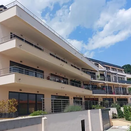 Leona, Apartment