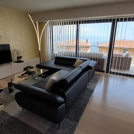 Leona, Apartment