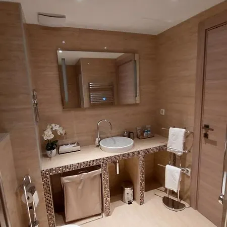 Leona, Apartman *