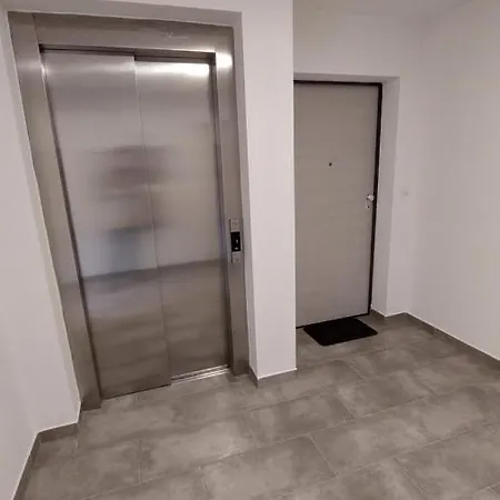 Apartment Leona, *