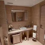Leona, Apartment *